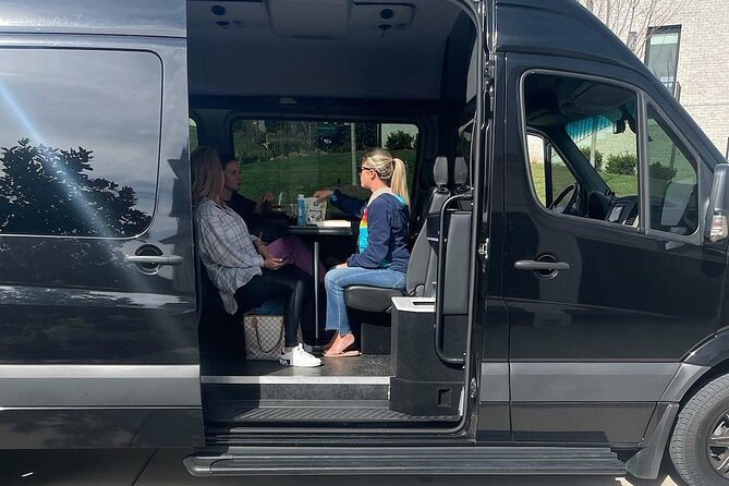 Nashville Airport Private Transportation for 6-13 Passengers - Driver communication and comfort: what you should expect