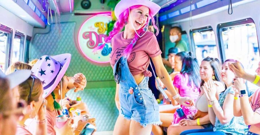 Nashville: Drag Queen Party Bus w/Games, Dancing & Drag Show - Broadway and Honky Tonk Highway Photo Stop: Your Quick Nashville Moment