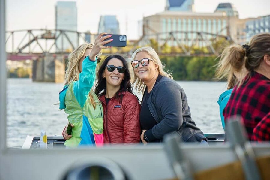 Nashville: Family Friendly River Cruise - Two Hours on the Cumberland River: The Pace That Works