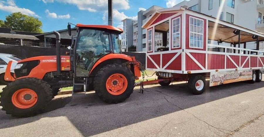 Nashville: Guided Hayride Tractor Ride and Sightseeing Tour - A 2-hour orientation ride on a red hayride tractor