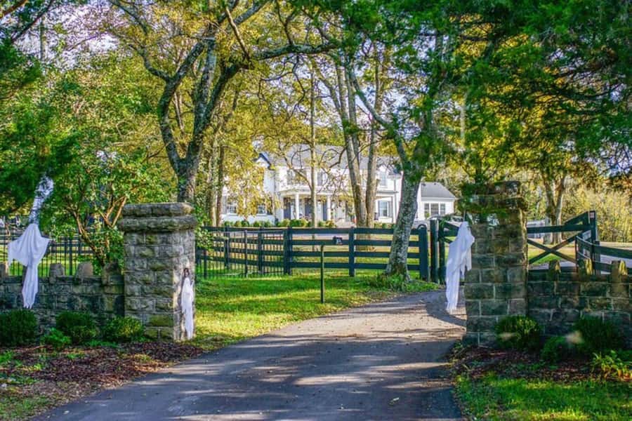 Nashville: Homes of the Stars Narrated Bus Tour - Celebrity-home spotting: what you’re actually looking for