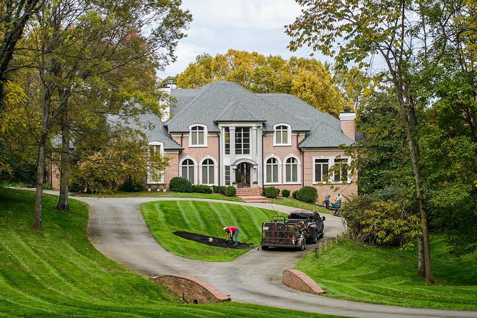 Nashville "Homes Of The Stars" Narrated Bus Tour with 30+ Celebrity Homes - 2 Hours In The Air-Conditioned Coach: Comfort And Timing That Works