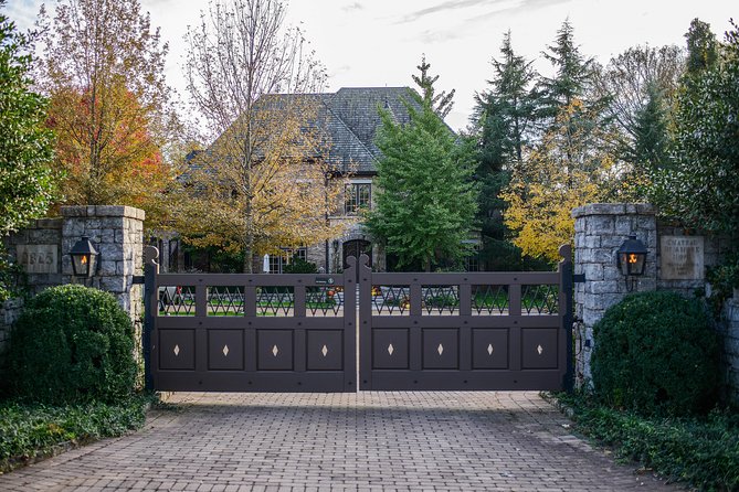 Nashville "Homes Of The Stars" Narrated Bus Tour with 30+ Celebrity Homes - What You Should Look For From Your Seat