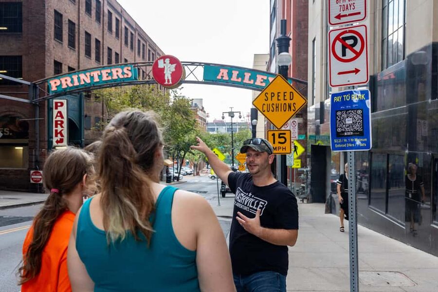 Nashville: The Ryman, Tootsies, Broadway, & Printer's Alley - Getting Oriented on Broadway and the Tootsies Area