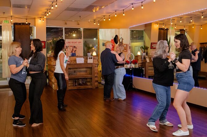 Two Step & Country Swing Dance Class in Nashville Country Fusion - Solo travelers and couples: who this class is best for